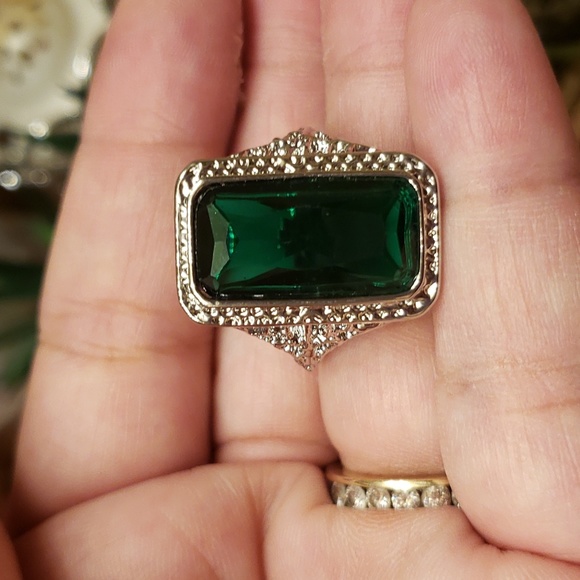 Large Emerald Green Ring - Picture 8 of 9